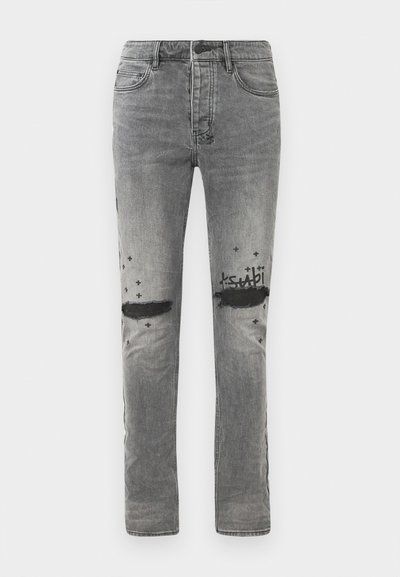 Graue Jeans aus Denim mit ausgefransten Knietpartien, schwarzen Sternakzenten und einem bedruckten Logo. Slim Fit mit Standardtaschen und einem klassischen Bund.
