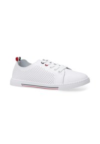 Weißer Sneaker mit perforierten Seiten, grauem Innenfutter und weißen Schnürsenkeln. Verfügt über rote und marineblaue Akzente an der Ferse sowie eine gestreifte Sohle.
