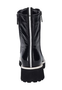 Czarne lakierowane botki za kostkę z białym paskiem, masywną czarną podeszwą i metalowymi zamkami po bokach. Gładka tekstura, elegancki design.