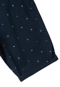 Pantaloni corti blu navy realizzati in tessuto con piccoli motivi bianchi di palme, sole, bandiere e forme geometriche. Orlo arrotolato in fondo.