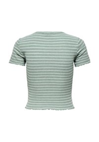 Krátký rukáv, žebrovaný pletený crop top v šalvějově zelené barvě s vodorovnými bílými pruhy a lemem se zoubkovým okrajem na spodním lemu a na rukávech, zobrazený zezadu.