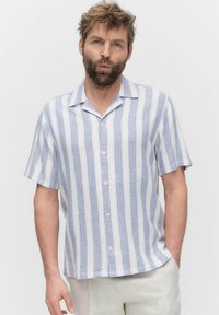 Chemise à manches courtes rayée bleu et blanc, confectionnée en tissu texturé avec un col camp et cinq boutons sur le devant.