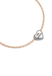Pulsera trenzada rosa con acentos dorados, que presenta un charm plateado en forma de corazón con la palabra "BUSSERL" grabada en él.