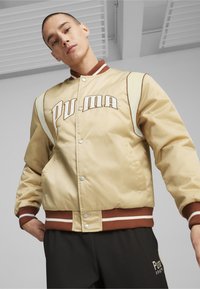 Puma FOR THE FANBASE VARSITY - Bomber Jacket - prairie tan