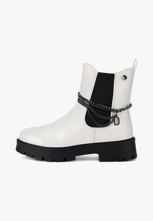 Bijela gležnjača s crnim elastičnim bočnim panelima, masivnim crnim potplatom i ukrasnim srebrnim lancem oko gležnja. Glatki završetak.