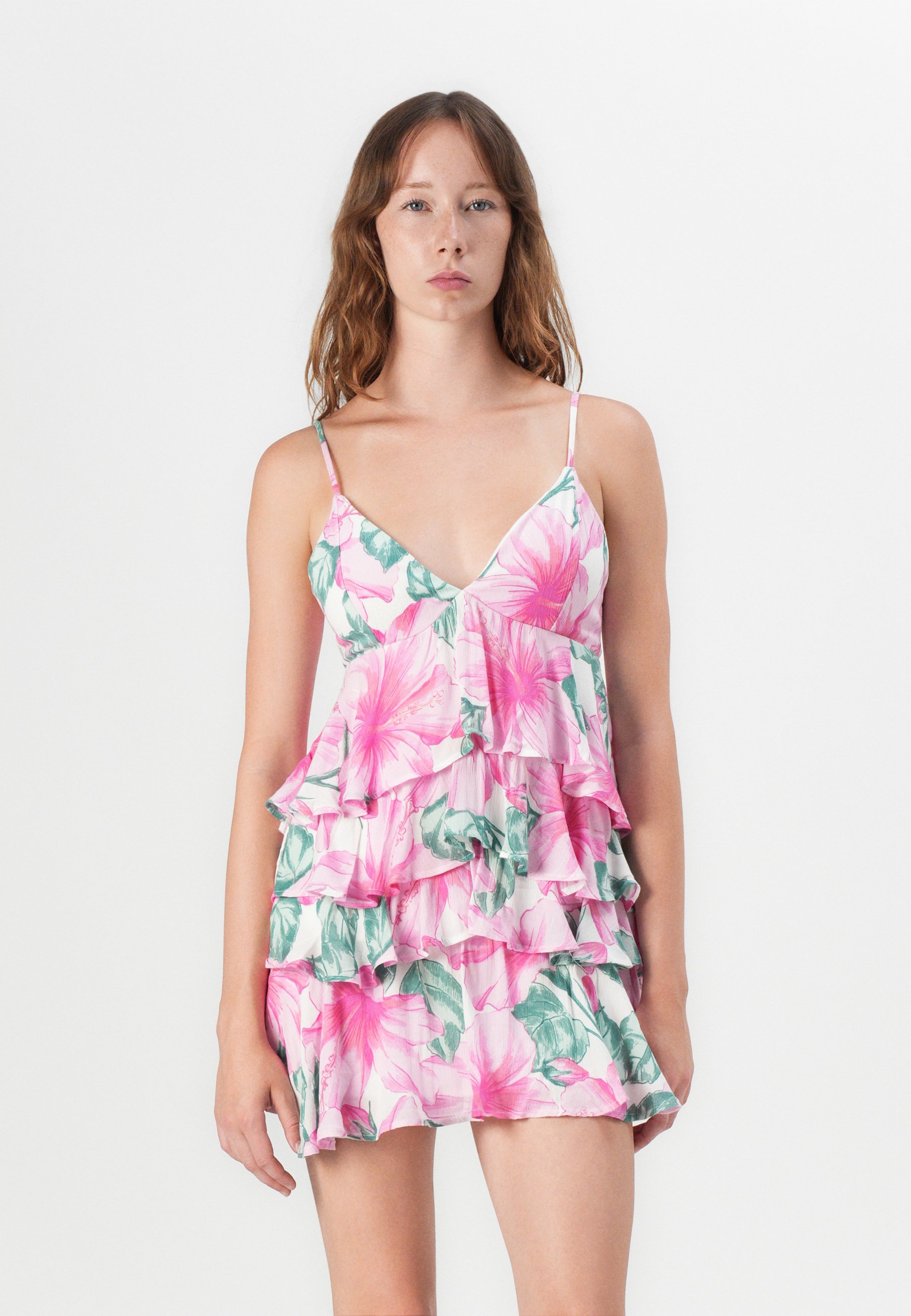 Hollister Co. V NECK RUFFLE TIER BABYDOLL MINI DRESS - Day dress - white/pink/white - Zalando.co.uk