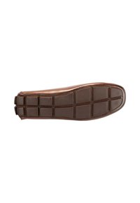 Suela de zapato de cuero marrón con una superficie lisa y un patrón texturizado rectangular. Presenta bordes curvados y una sección de tacón ligeramente elevada.