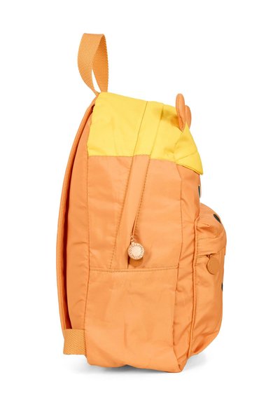 Un sac à dos orange et jaune avec un tissu texturé, une poche latérale et un système de fermeture à bascule rond. Le design comprend de petites oreilles sur le dessus.