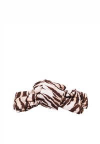 Fascia per capelli a motivi marrone e crema realizzata in tessuto morbido, caratterizzata da un design intrecciato con una finitura testurizzata.