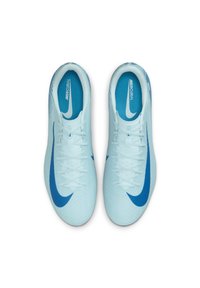 Heledad sinised jalgpallijalatsid tekstureeritud pinnaga, millel on suur tumesinine Nike swoosh, lapikud paelad ja pehmendatud sisealused.