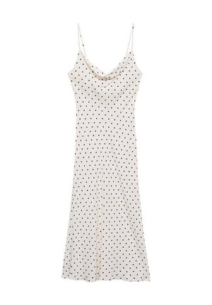Vestido sin mangas en tela suave y ligera; fondo crema con lunares negros; escote drapeado y silueta fluida.