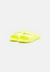Nike Sportswear VICTORI ONE SLIDE - Chinelos de piscina - volt/black