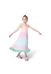 Robe maxi colorée à étages comprenant des sections rose pastel, vert menthe et bleu clair, avec fines bretelles et ourlet à volants. Paire de sandales incluse.