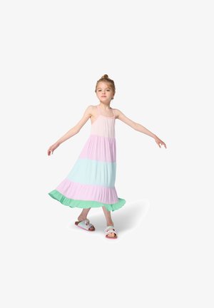 Vestido largo y colorido de varios niveles con secciones en rosa pastel, verde menta y azul claro, con tirantes finos y un dobladillo con volantes. Incluye un par de sandalias.
