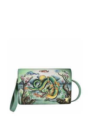 Grüne Lederhandtasche mit einem bunten Drachenmotiv, floralen Akzenten und Berglandschaft. Inklusive abnehmbarem Handgelenkriemen.