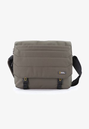Khaki-Umhängetasche mit horizontaler Nähte, verstellbarem schwarzen Tragegurt und National Geographic-Logo. Hergestellt aus strapazierfähigem Material mit Reißverschluss.