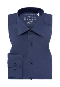 Camicia blu navy, dal taglio moderno, realizzata in materiale ad alta resistenza, caratterizzata da un colletto a punta e una chiusura frontale con bottoni, e due bottoni ai polsini.