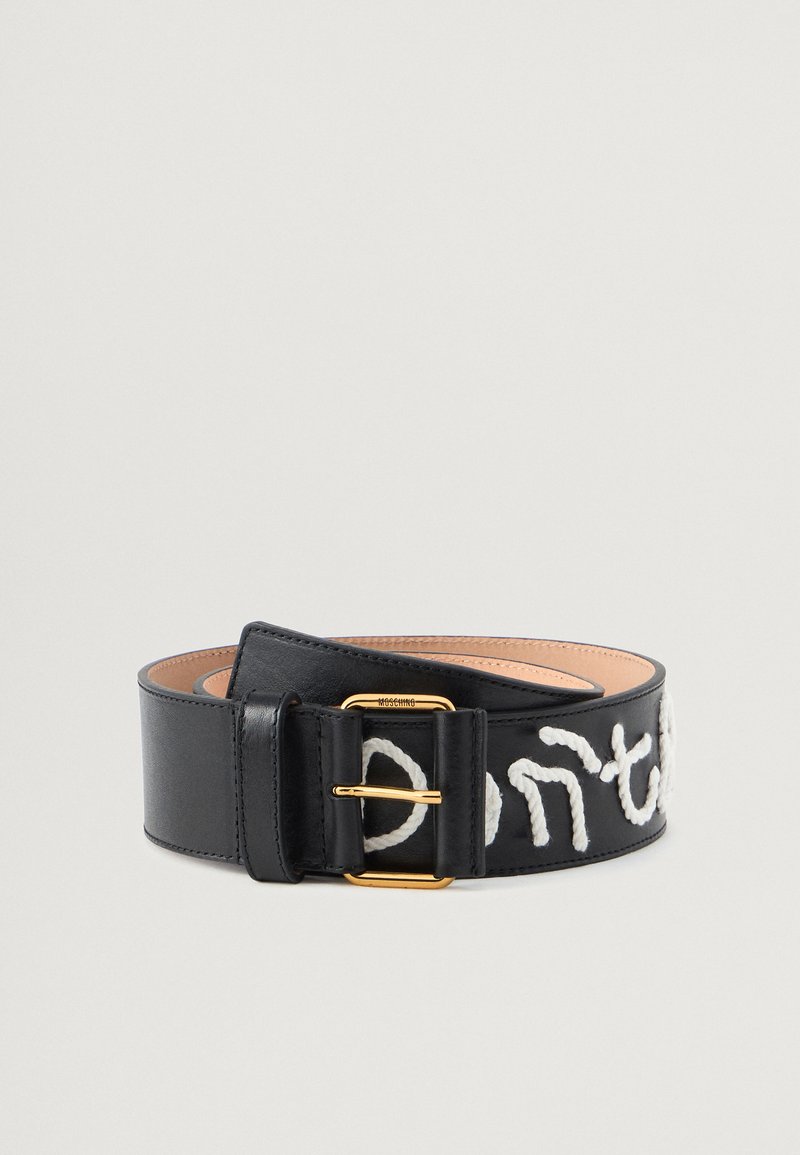 Curea lată din piele neagră, cu un cataramă din metal de tonalitate aurie și un design de text brodat alb. Textură netedă, cu materiale contrastante.