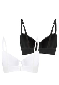 Sujetadores en blanco y negro con tirantes ajustables, borde de encaje en los bordes superiores y cierres de gancho en la parte trasera; copas triangulares.