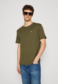 GANT PRINTED ARCHIVE SHIELD - T-Shirt basic - juniper green