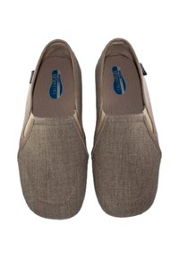 Zapatos marrones sin cordones con una parte superior de tejido texturizado, que cuentan con una plantilla acolchada y acentos elásticos en los laterales para facilitar su uso.