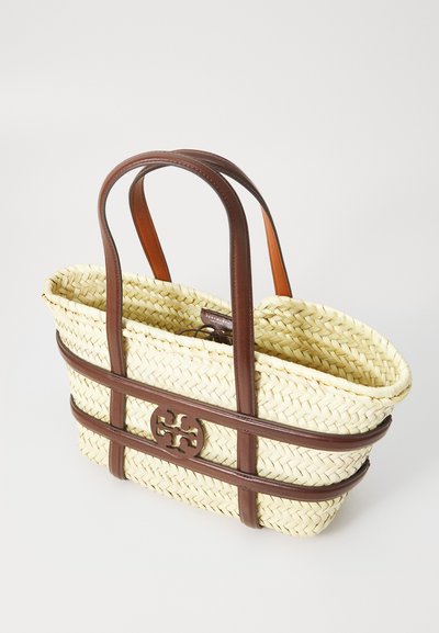 Geantă din paie împletită de culoare galben deschis, cu accesorii și mânere din piele maronie. Prezintă un detaliu cu logo pe o parte. Design cu deschidere de sus.