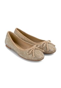 Beige ballerina flats met een ronde neus, versierd met zilveren rhinestones, met een kleine strik aan de voorkant en een vlakke zool.