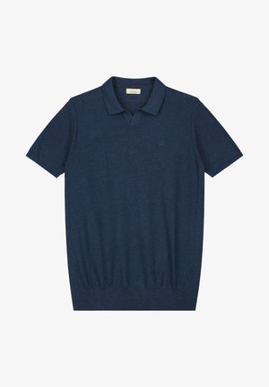 Polo shirt blu navy in tessuto a maglia morbida, con colletto piatto, maniche corte e un piccolo logo ricamato sul petto.