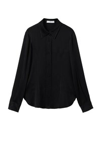 Camisa negra de manga larga hecha de una tela suave, con cuello puntiagudo y cierre frontal con botones, con puños abotonados y un dobladillo ligeramente curvado.