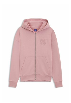 Vaaleanpunainen vetoketjullinen huppari, valmistettu pehmeästä kankaasta, jossa on huppu, etutaskut ja vasemmassa rintakehässä kohokuvioitu logo.