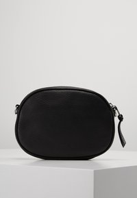 Borsa a tracolla nera in pelle con forma rettangolare arrotondata, superficie testurizzata, accessori in argento e una breve tracolla staccabile.
