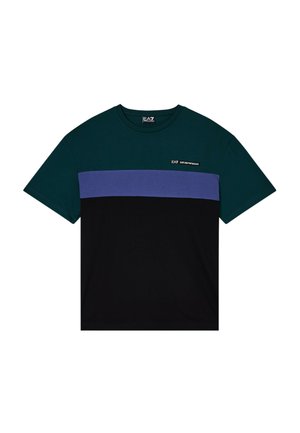 T-shirt a maniche corte con sezione superiore verde scuro, striscia orizzontale blu, sezione inferiore nera e logo "EA7 Emporio Armani" sul petto.