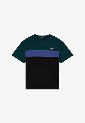 T-shirt a maniche corte con sezione superiore verde scuro, striscia orizzontale blu, sezione inferiore nera e logo "EA7 Emporio Armani" sul petto.