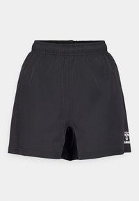 Svarta sportshorts gjorda av lättviktsmaterial, med resårmidja och en liten vit logotyp på nedre vänstra sidan.