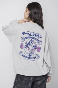 Sudadera gris de corte oversized. La parte trasera presenta un gráfico colorido de un pez, texto en japonés y elementos divertidos. Textura suave.