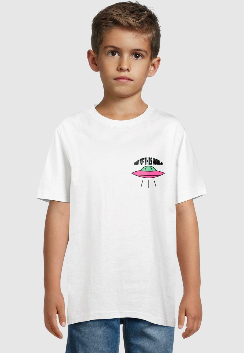 Hvid bomulds T-shirt med et lille farverigt UFO-grafik og teksten "OUT OF THIS WORLD" ovenfor, korte ærmer og en rund halsudskæring.