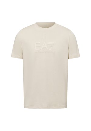 Beige t-shirt med kort ärm och rund hals, med en upphöjd "EA7 Emporio Armani"-logotyp centrerad på framsidan.