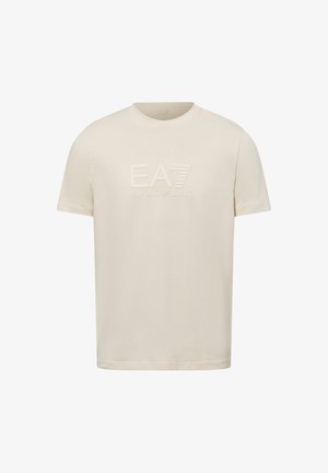 Camiseta de manga corta beige con cuello redondo, que presenta un logotipo en relieve "EA7 Emporio Armani" centrado en el frente.