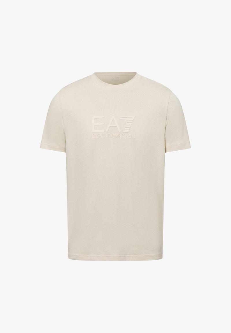Camiseta de manga corta beige con cuello redondo, que presenta un logotipo en relieve "EA7 Emporio Armani" centrado en el frente.