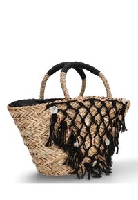 Bolso de paja tejido con mallas negras, con conchas decorativas y flecos. Forma redondeada con asas dobles, interior forrado.