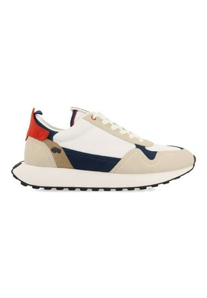 Zapatillas de cordones con una parte superior de textil blanco, detalles en gamuza beige y azul marino, una pestaña en el talón roja y una suela de goma negra texturizada.