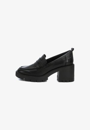 Czarne skórzane loafersy na blokowym obcasie z okrągłym przodem, z szytymi detalami i teksturowaną podeszwą. Minimalistyczny design o eleganckim wykończeniu.