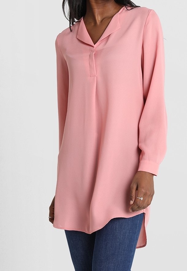 Blouse rose à manches longues avec col en V et détail de boutons, en tissu léger, avec fentes sur les côtés et coupe décontractée.