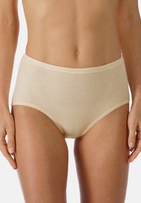 Beige bomullshöga trosor med en slät yta, elastisk midja och inga synliga sömmar, som ger full täckning och komfort.