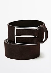 Hnědý semišový pásek široký 4 cm, s lesklou stříbrnou obdélníkovou sponou a poutkem. Textura je měkká s matným povrchem.