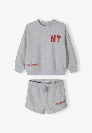 Siva klopna za pulover in kratke hlače, z rdečimi poudarki z napisom "NY" in "New York City", izdelana iz mehke tkanine, sproščenega kroja, z rebrastimi manšetami.