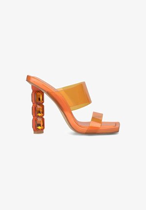 Oranje transparante haksandalen met chunky rechthoekige hakken, gekenmerkt door drie grote, facetteerde accentstenen. Gladde, glanzende afwerking.