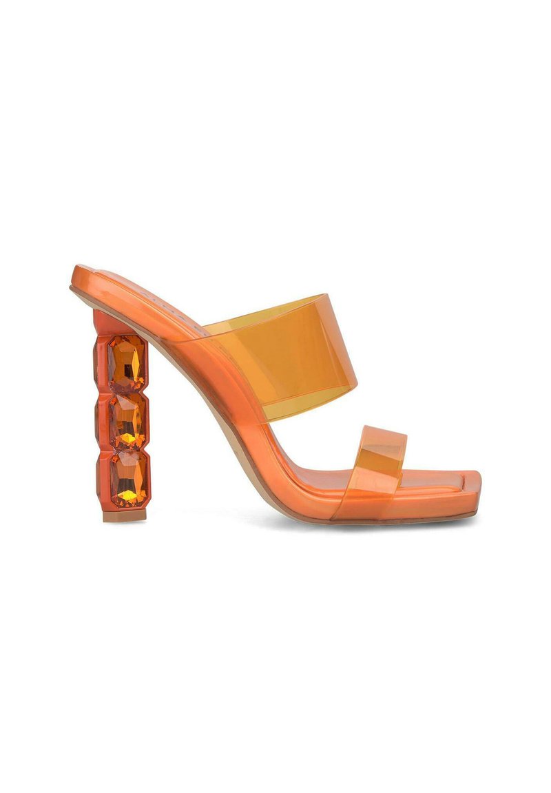 Oranje transparante haksandalen met chunky rechthoekige hakken, gekenmerkt door drie grote, facetteerde accentstenen. Gladde, glanzende afwerking.