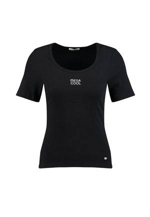 T-shirt nera aderente a maniche corte con scollo a barca e scritta bianca "MEGA COOL" stampata sul petto.