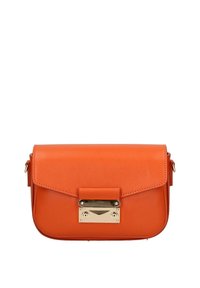 Pomarańczowa skórzana torebka o prostokątnym kształcie, gładkiej fakturze, z klapą i metalowym akcentem z przodu. W zestawie regulowany pasek.